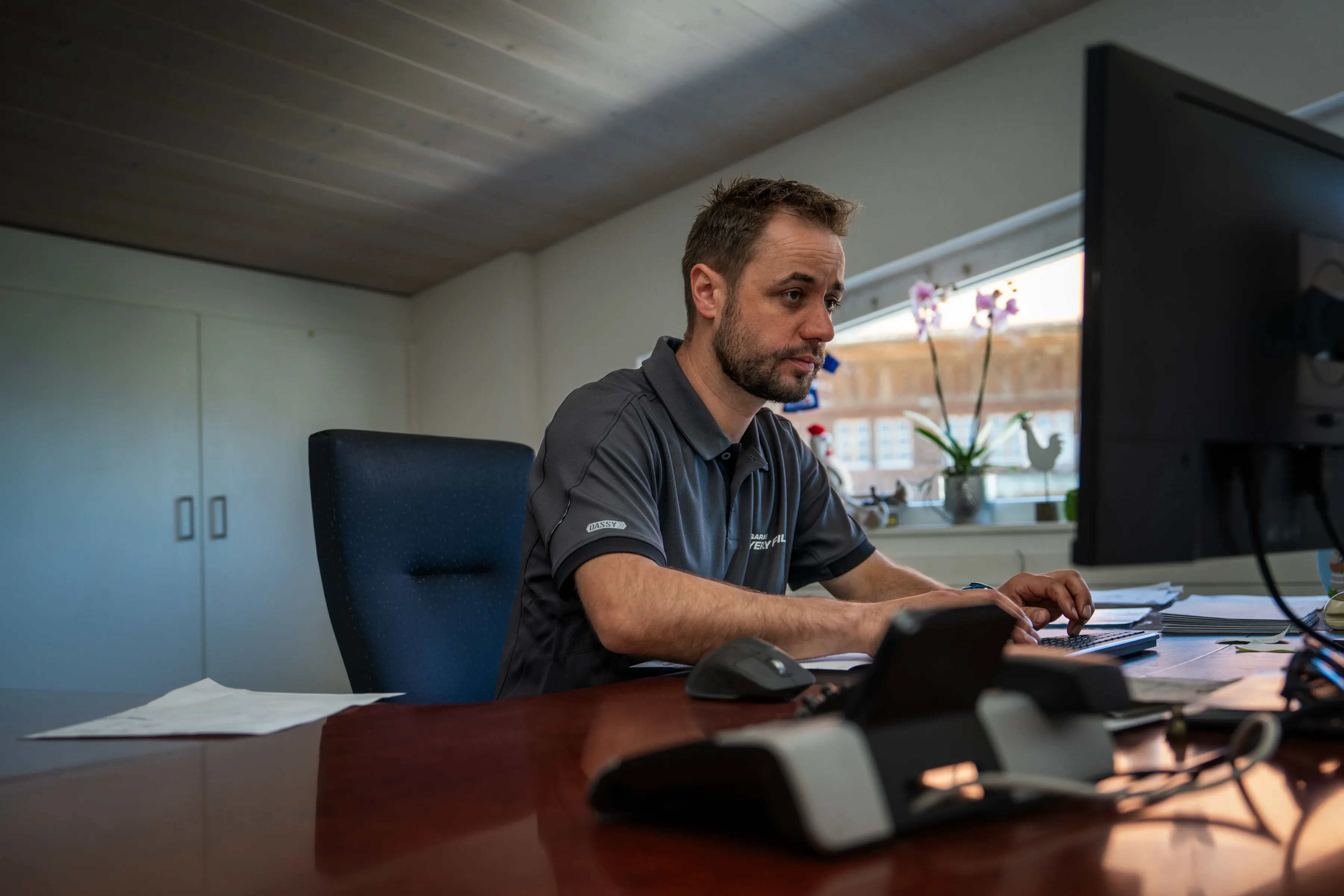 Nicolas Yerly répondant aux demandes clients au Garage Yerly Fils