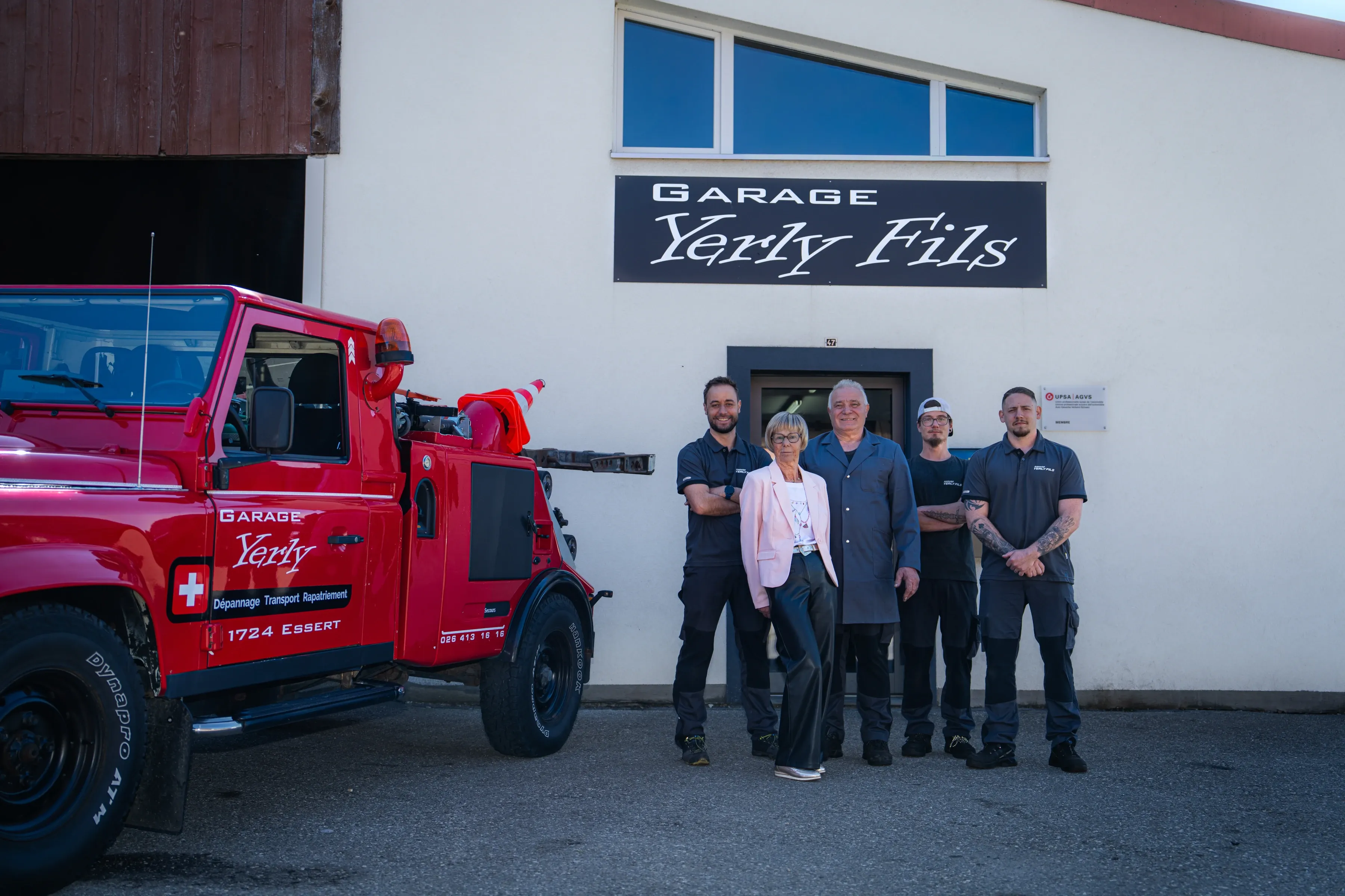 Équipe du Garage Yerly Fils devant le garage à Essert