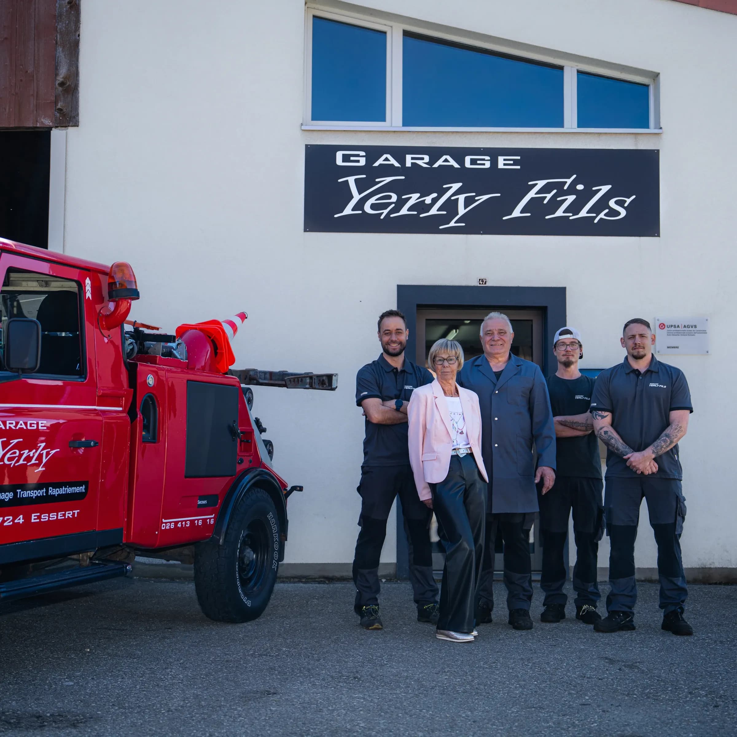 Équipe du Garage Yerly Fils devant le garage à Essert